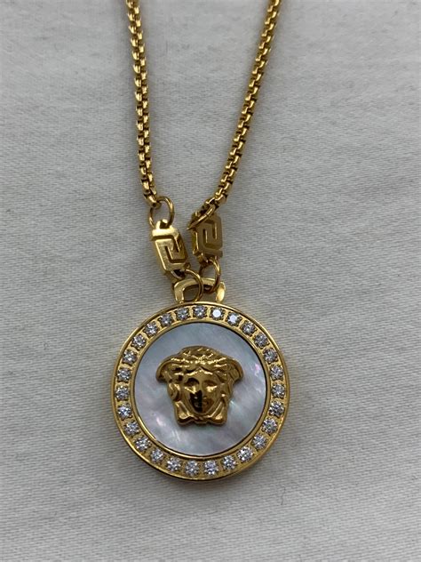 colgante versace oro|Colgante de cadena Versace .